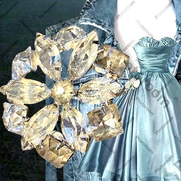Vintage Crystal Brooch - Picture 2 of 9